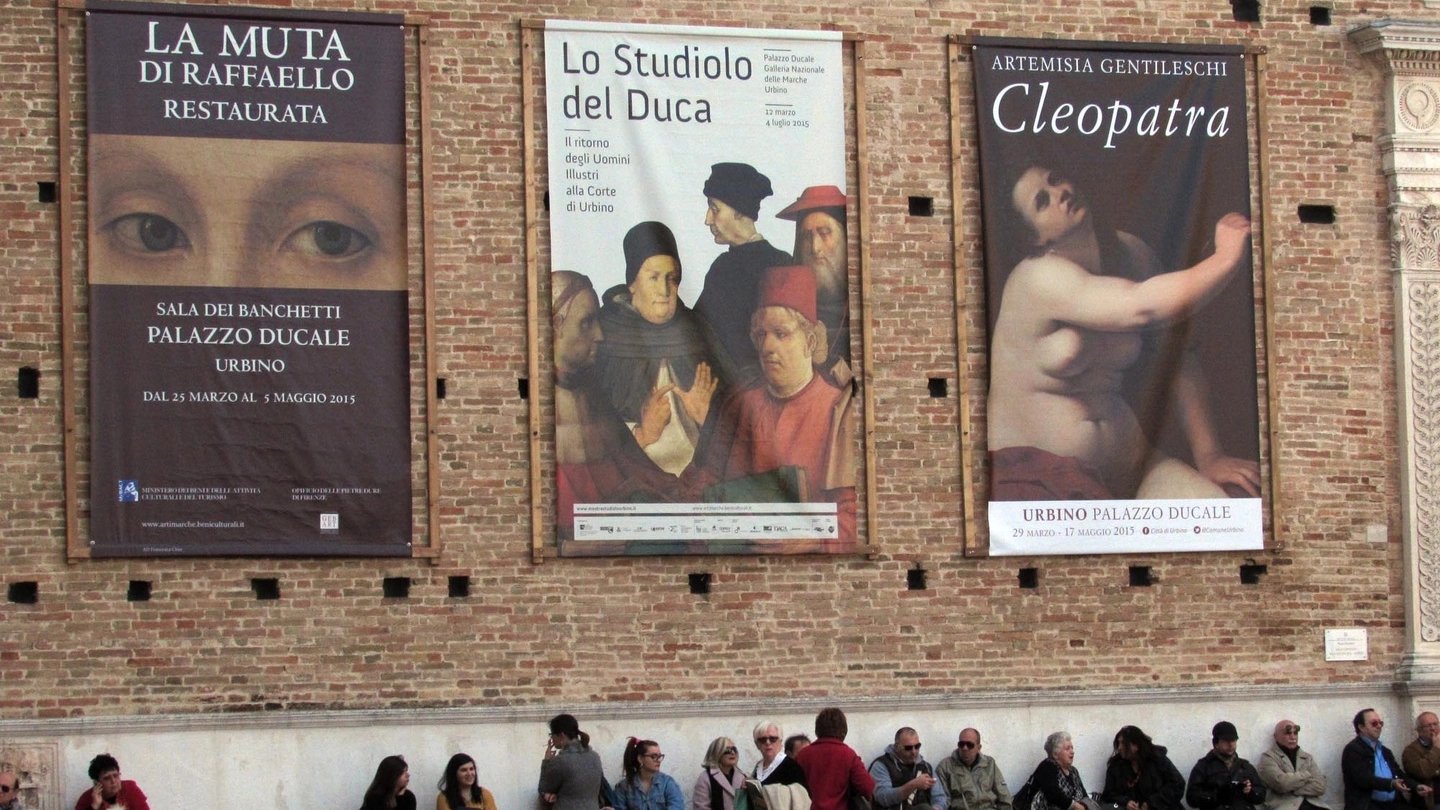 Urbino, turisti davanti al Palazzo Ducale