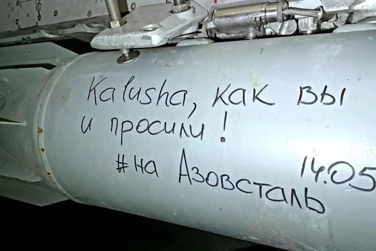 Secondo Kiev i russi scrivono le parole dei Kalush sulle bombe (Ansa)