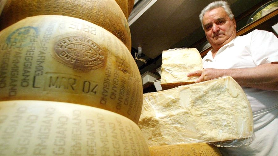 Caro prezzi minaccia anche il Parmigiano Reggiano: produzione a rischio tagli