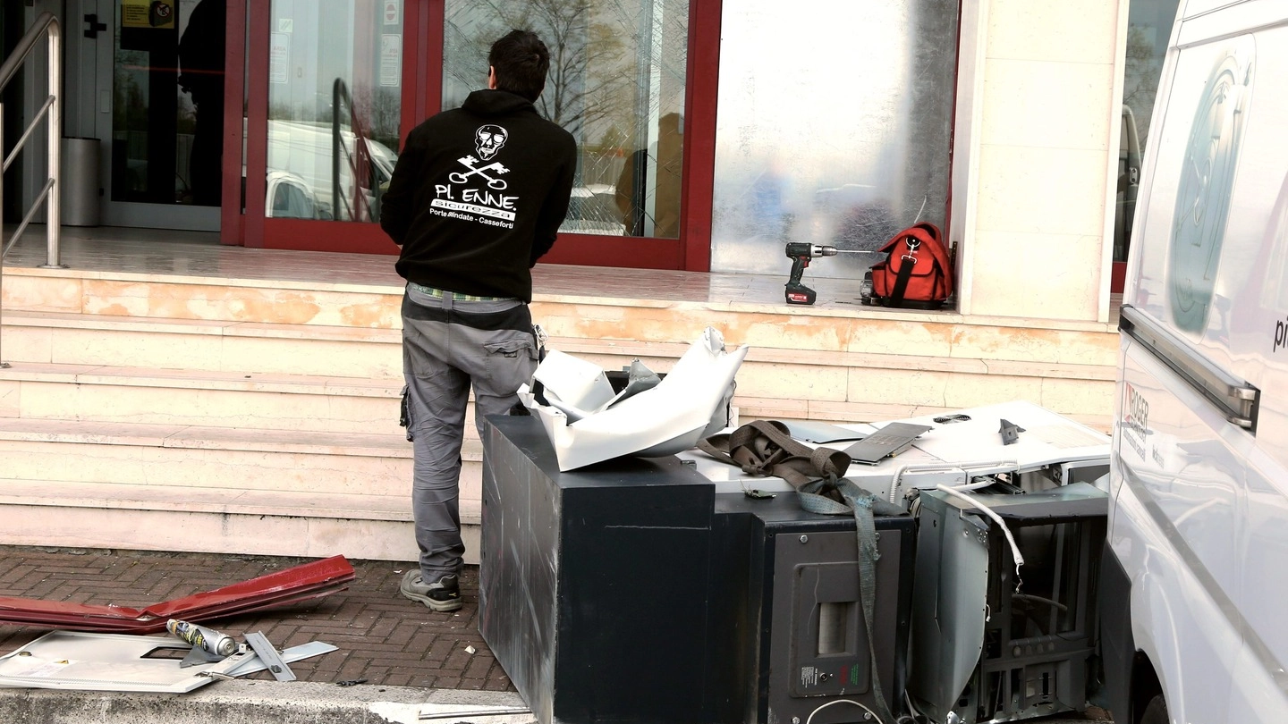 Il bancomat distrutto riportato davanti alla banca presa  di mira in via Dismano