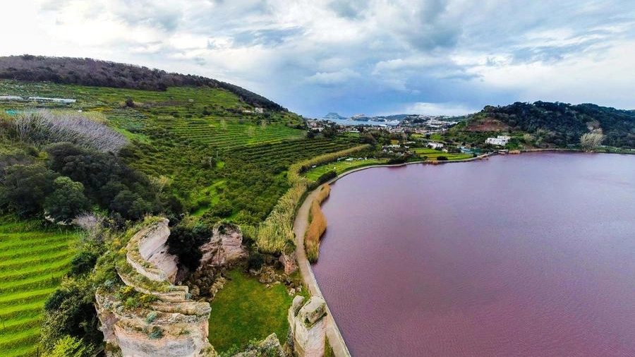 Il fenomeno della colorazione rosso scuro delle acque del Lago D'Averno