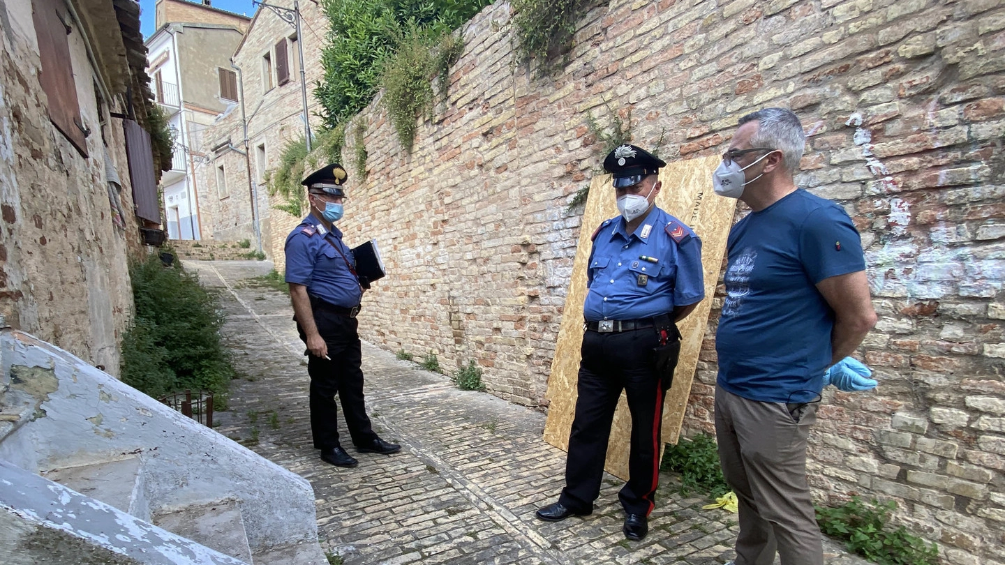 I carabinieri sul luogo del ritrovamento, a Civitanova Alta  (foto Federico De Marco)