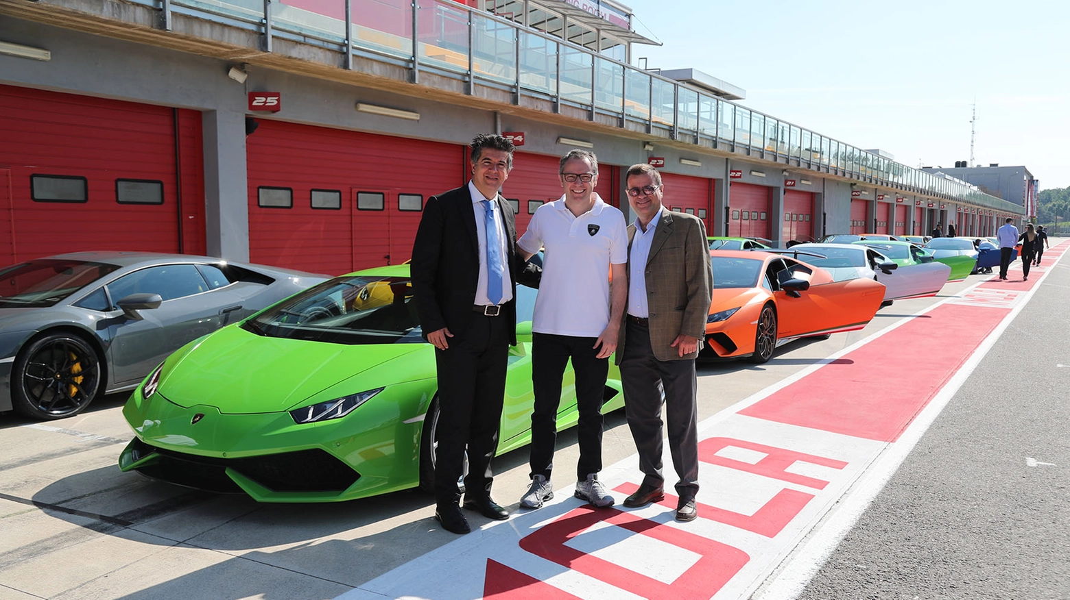 Il sindaco Manca, Domenicali e Ricci con la Lamborghini Huracán Performante