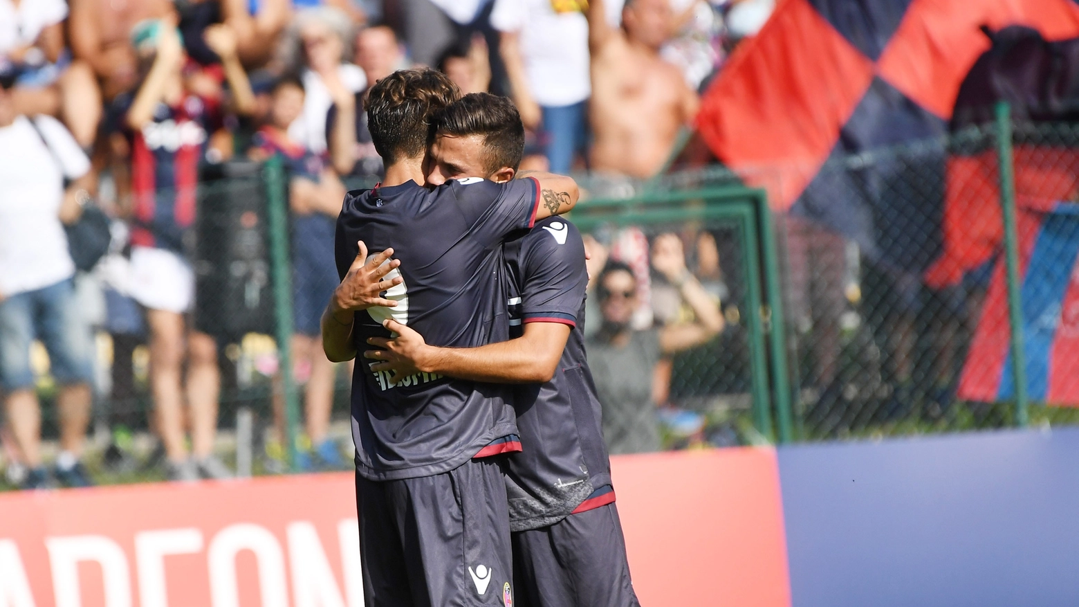 L'abbraccio dopo il gol fra Verdi e Di Francesco (foto Schicchi)