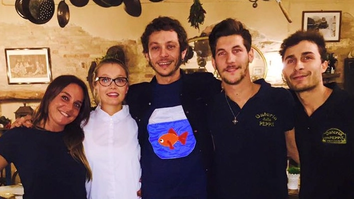 Valentino Rossi con lo staff dell’Osteria della Peppa a Fano