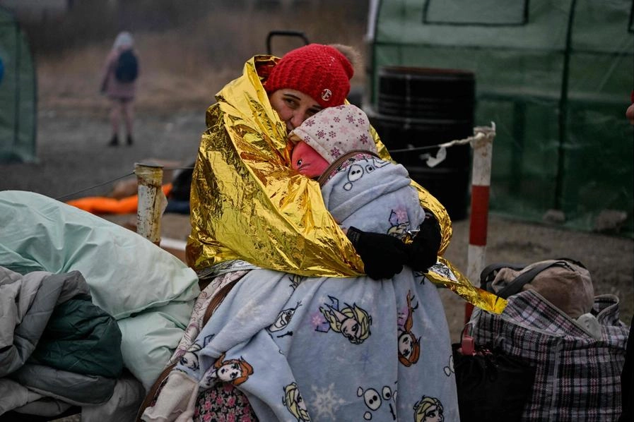 Una donna ucraina e il suo bambino in fuga dalla guerra 