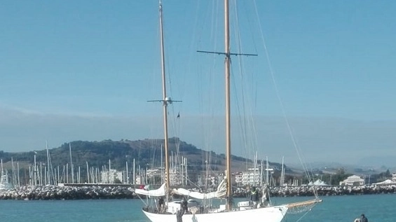 Porto San Giorgio, barca insabbiata al porto