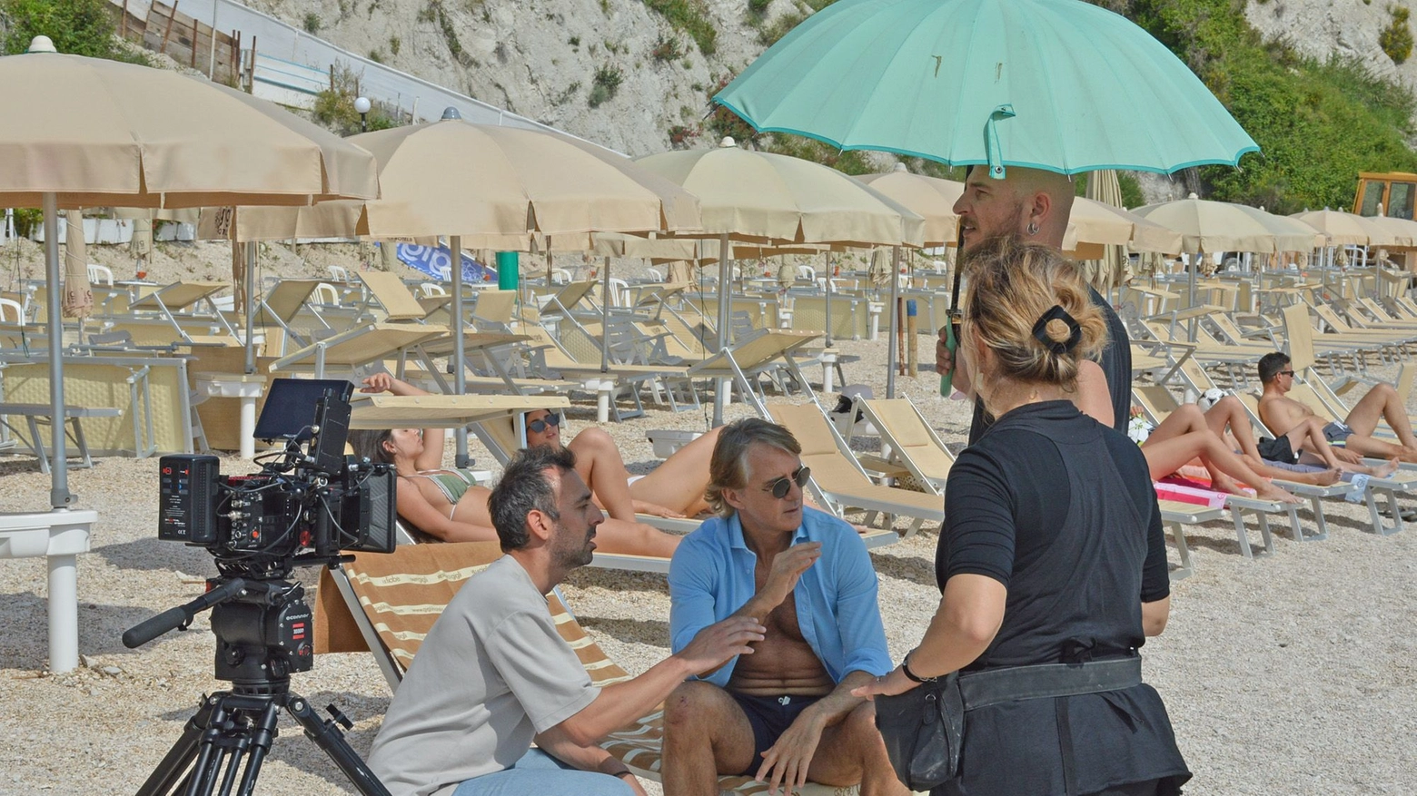Le riprese in spiaggia con mister Roberto Mancini