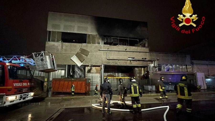 Incendio in uno stabilimento a San Paolo di Torrile