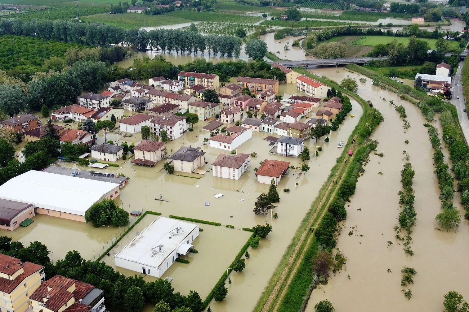 Il borgo di Faenza sommerso dall’acqua nelle foto impressionanti scattate dall’alto, col drone, da Roberto Zama