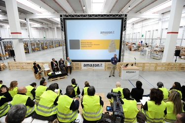 Amazon, il successo nasce dal caos: viaggio nel super magazzino italiano