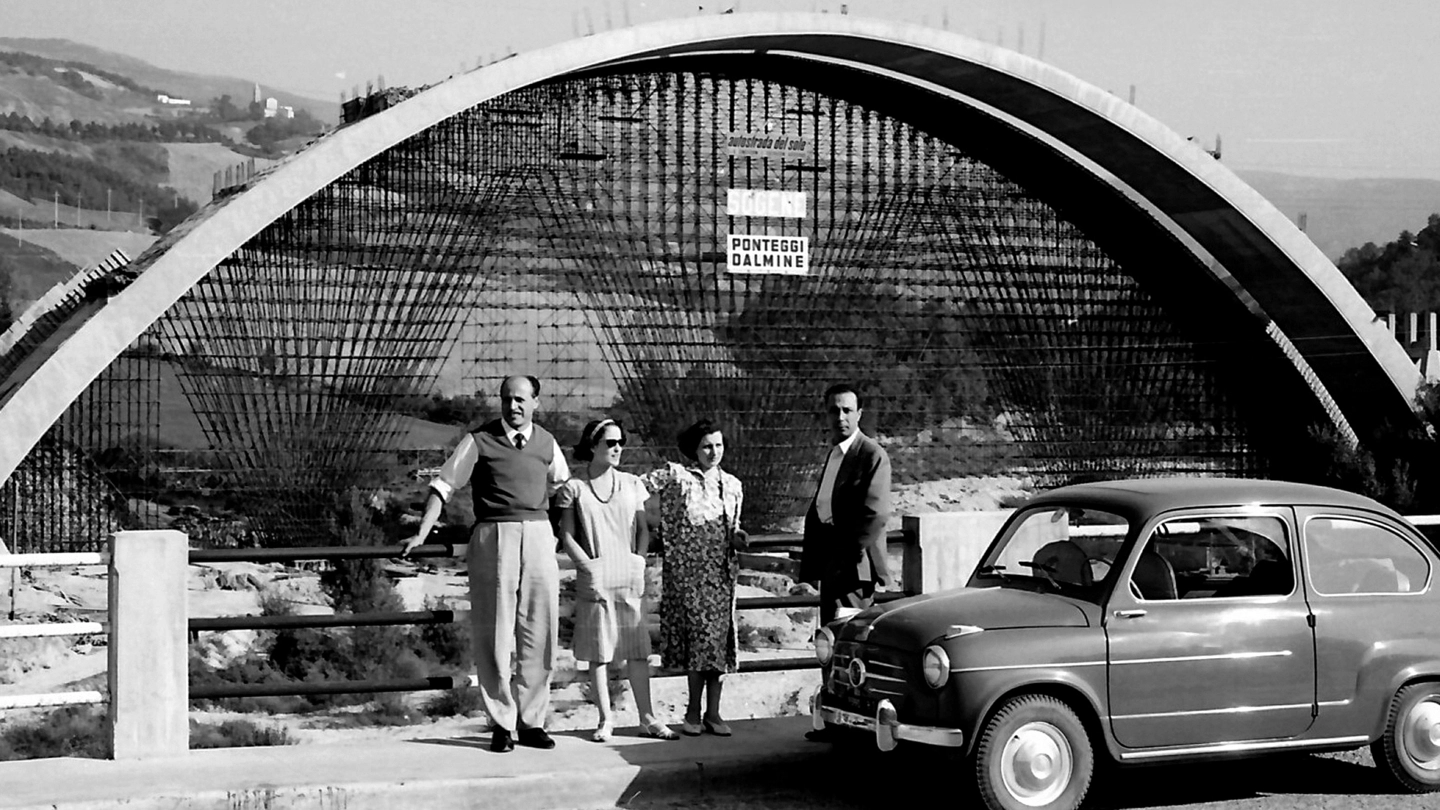 Autosole, 50 anni. Turisti si fanno fotografare davanti al viadotto Sambro (archivio Luciano Righetti)