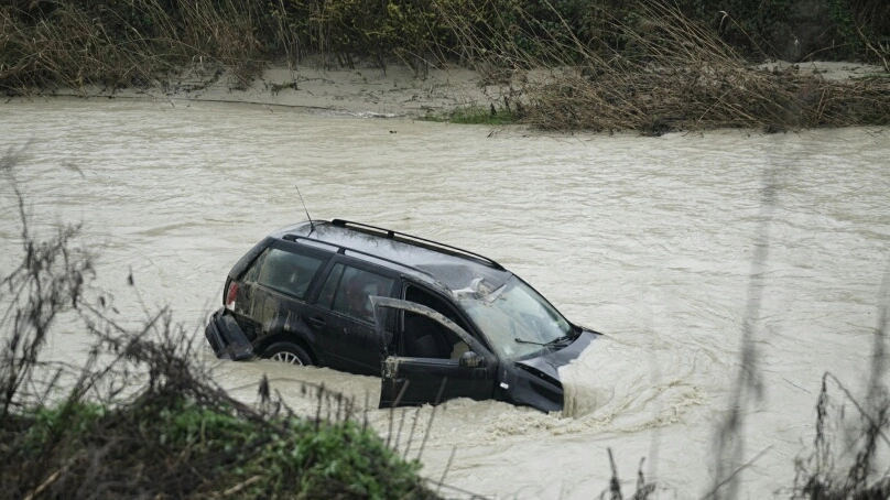 L'auto finita nel fiume (foto Zeppilli)