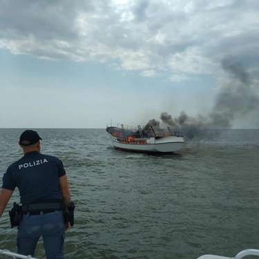 Porto Tolle: yacht in fiamme al largo, salvati due ferraresi