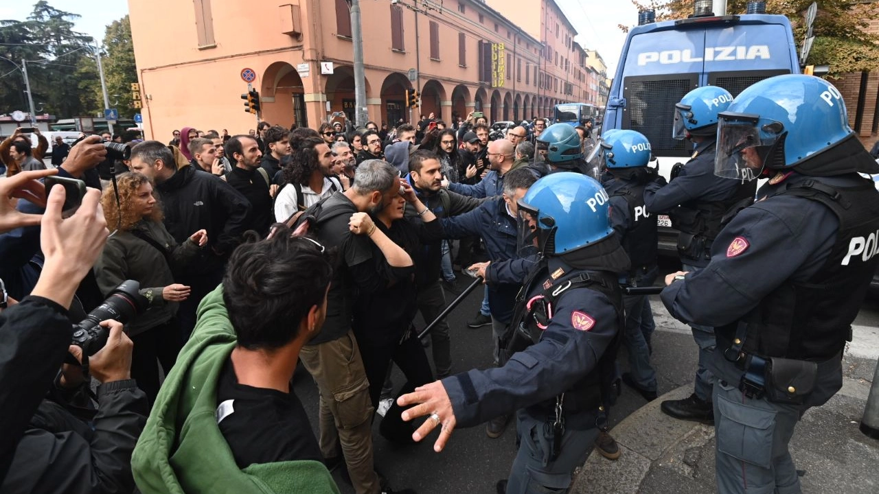 Sgombero ad alta tensione tra scontri con la polizia e traffico in tilt in via Mazzini