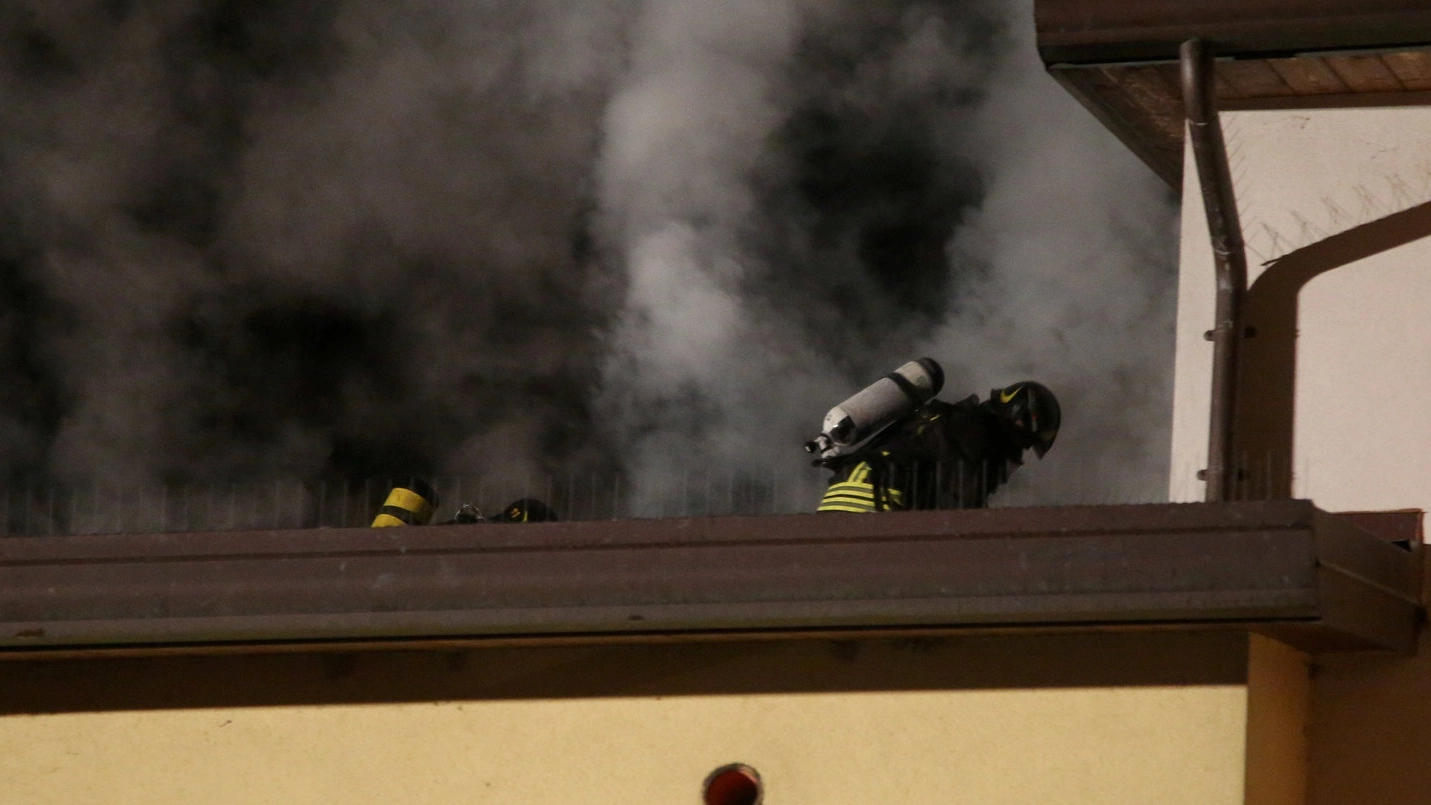 I vigili del fuoco al lavoro per spegnere l’incendio a Piavola (Foto Ravaglia)