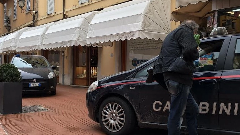 I carabinieri davanti alla gioielleria rapinata