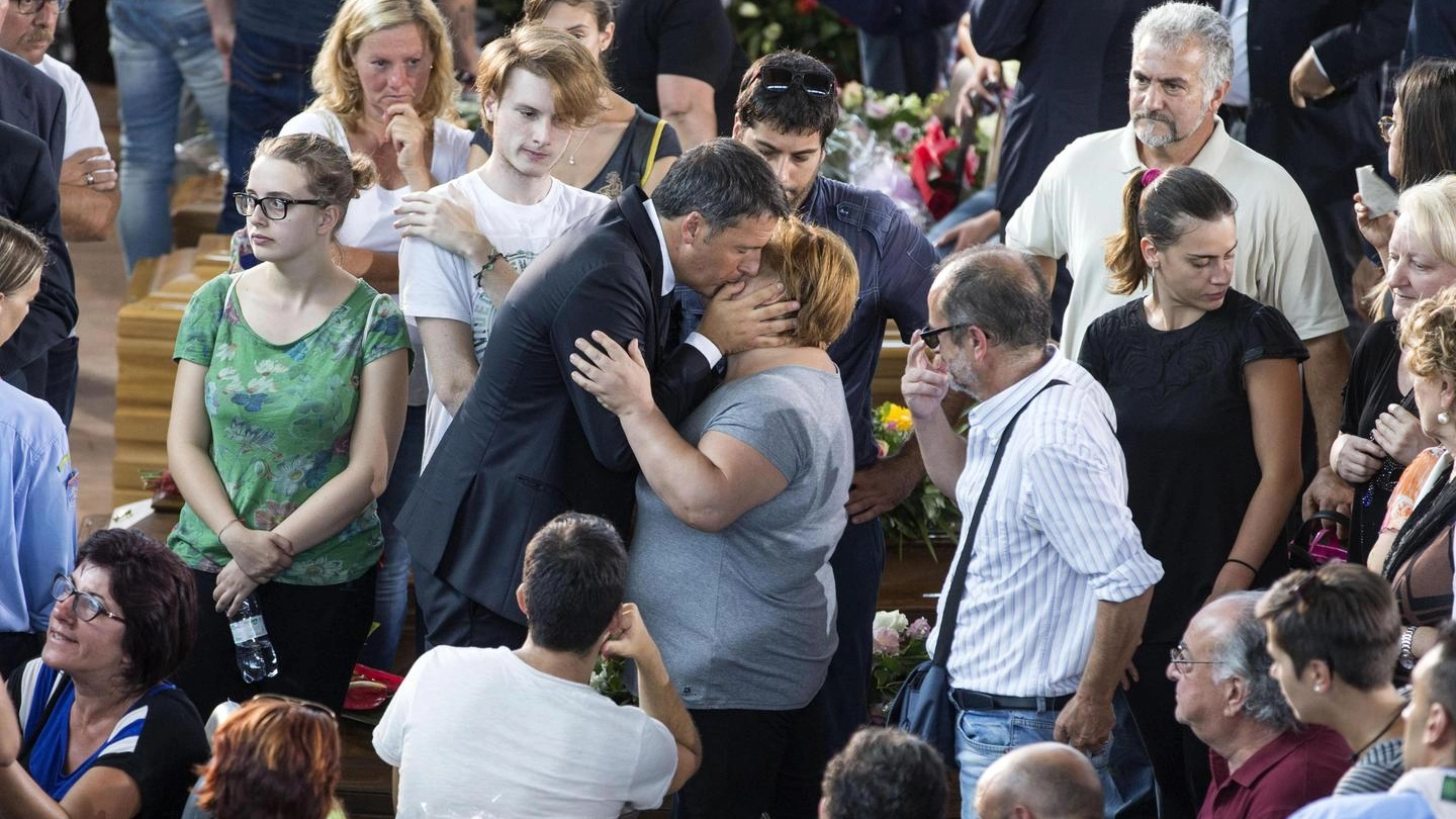 Terremoto, Matteo Renzi ad Ascoli per i funerali delle vittime (Foto Ansa)