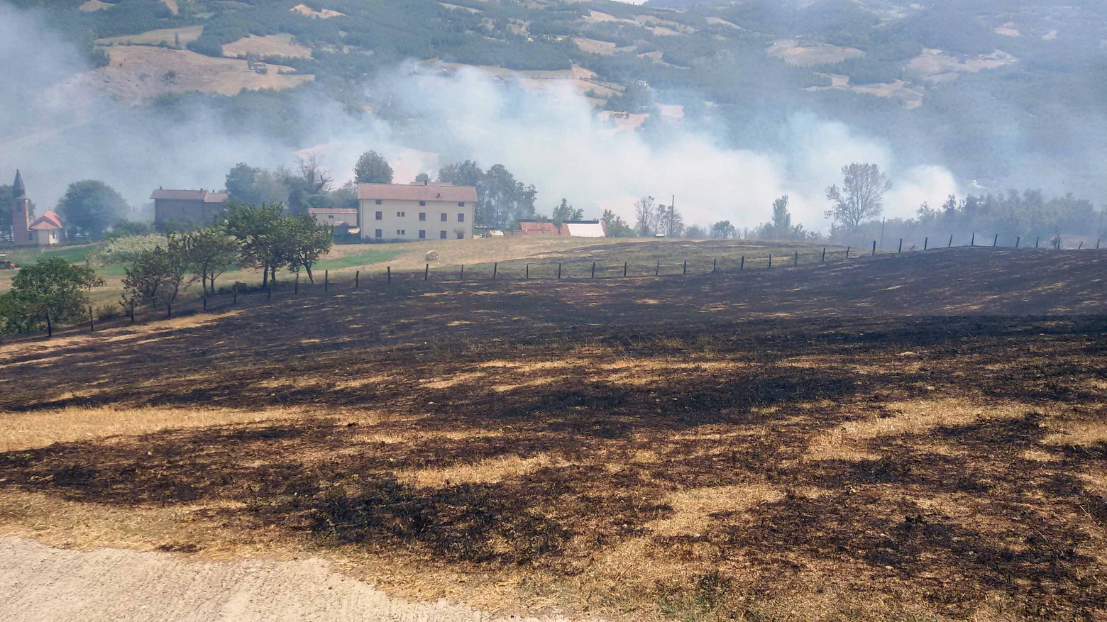 L'incendio a Valdalbero (Foto Milena Vanoni) 