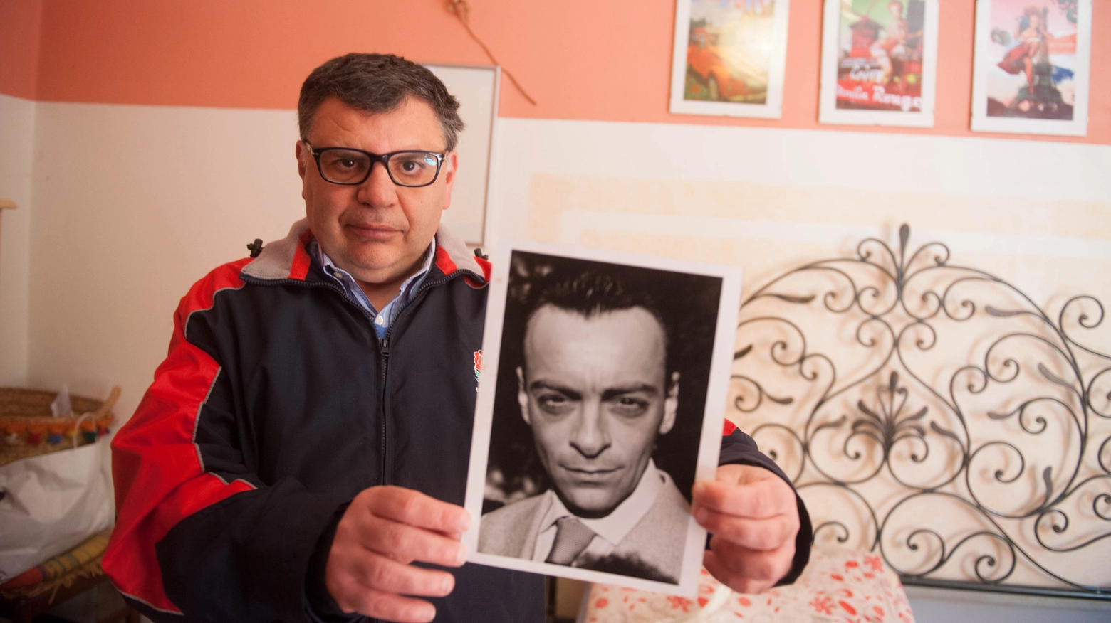 Sergio, il fratello di Biagio Carabellò mostra la foto dell'operaio 46enne  morto