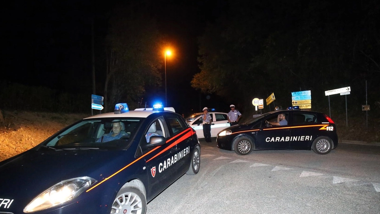 CARABINIERI IN AZIONE La coppia di giovani romeni è stata bloccata da alcune pattuglie dei carabinieri dopo circa 20 minuti