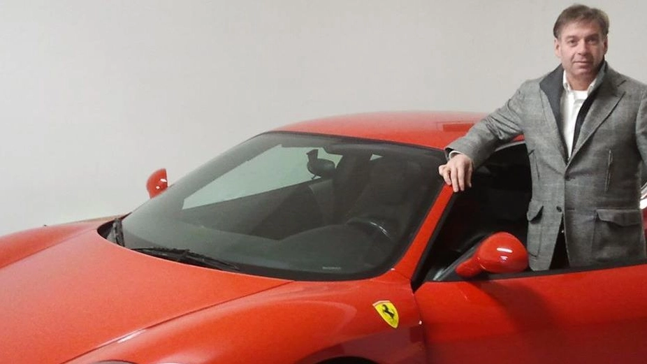 Rossano Rossetti con la sua Ferrari