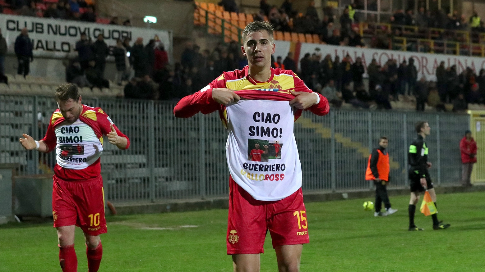 La maglia in ricordo dell'ex capitano giallorosso Simone Rispoli (foto Zani)