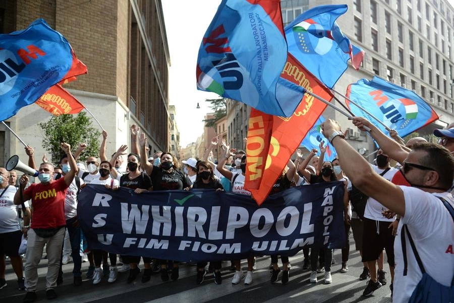 I lavoratori Whirlpool di Napoli in presidio sotto il Mise a Roma
