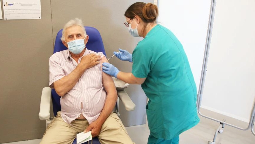 L’inoculazione del vaccino nell’hub vaccinale di Cesena Fiera (foto Ravaglia)