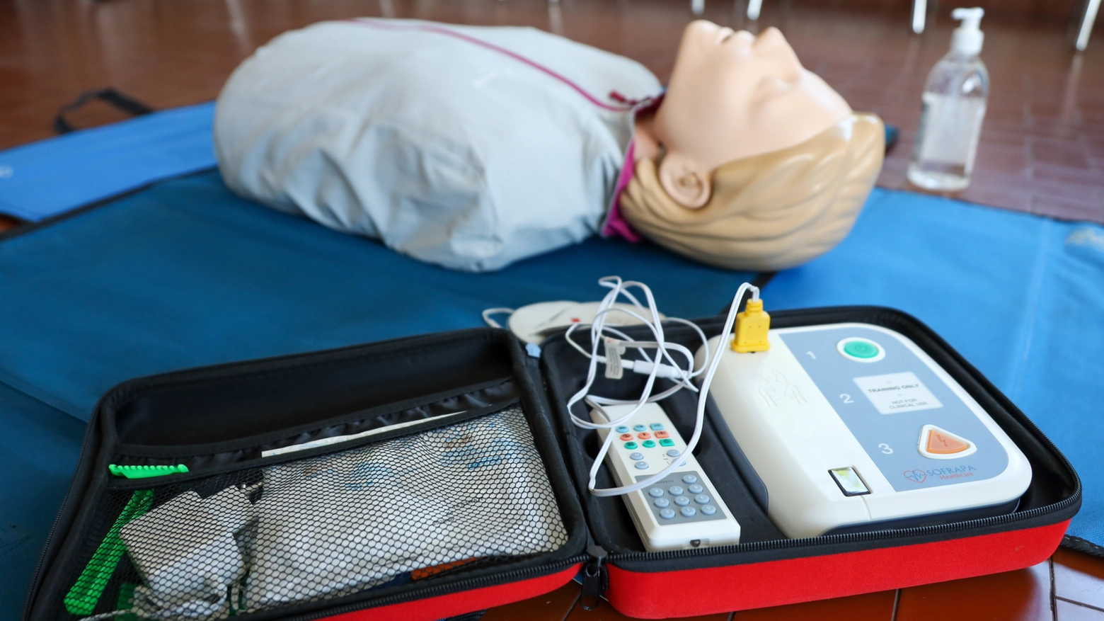 Un defibrillatore a un corso di primo soccorso