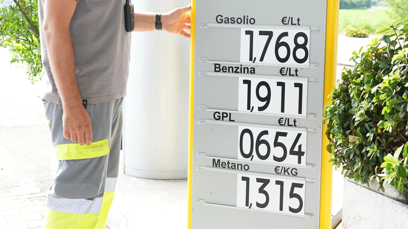 Carburante, le nuove regole   "Inutile esporre i cartelli coi prezzi,  per noi è solo una perdita di tempo"