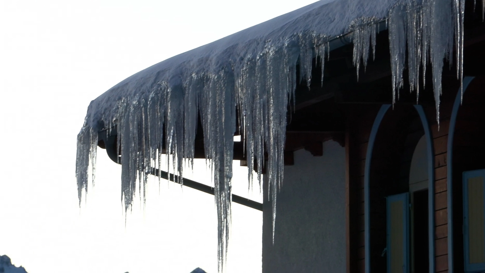 Risveglio da brividi in questo sabato 20 gennaio, automobilisti in panne e ghiaccio a forma di stalattiti. E nei prossimi giorni ancora neve e temperature sotto zero