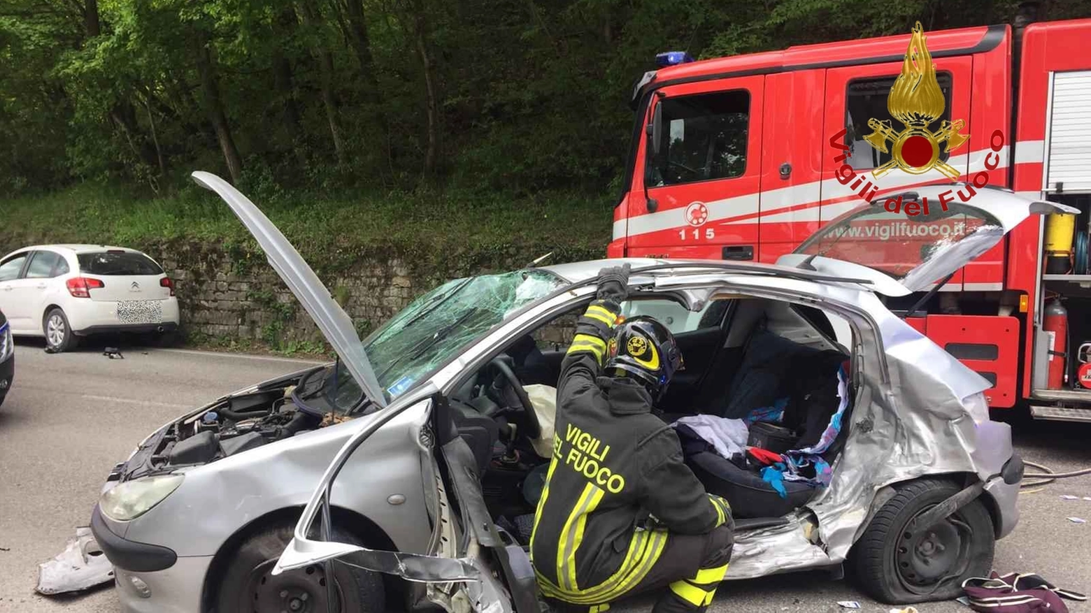 Incidente a Sarnano, due feriti. Auto distrutte