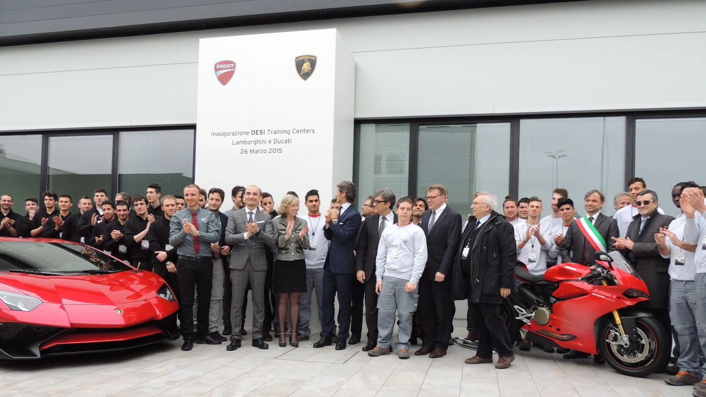 Una foto di gruppo dei ragazzi con Winkelmann (ad Lamborghini), Domenicali (ad Ducati) e la ministra Giannini