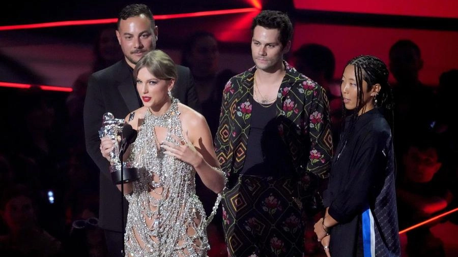 Taylor Swift premiata agli MTV Music Video Awards 2022 (Ansa)