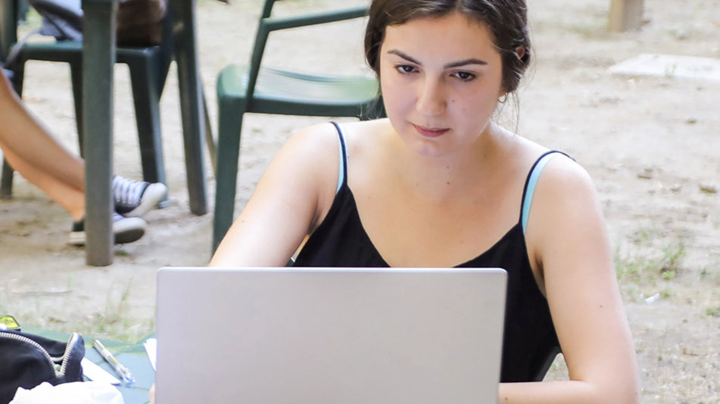 AL COMPUTER Una ragazza con il suo portatile (foto d’archivio)