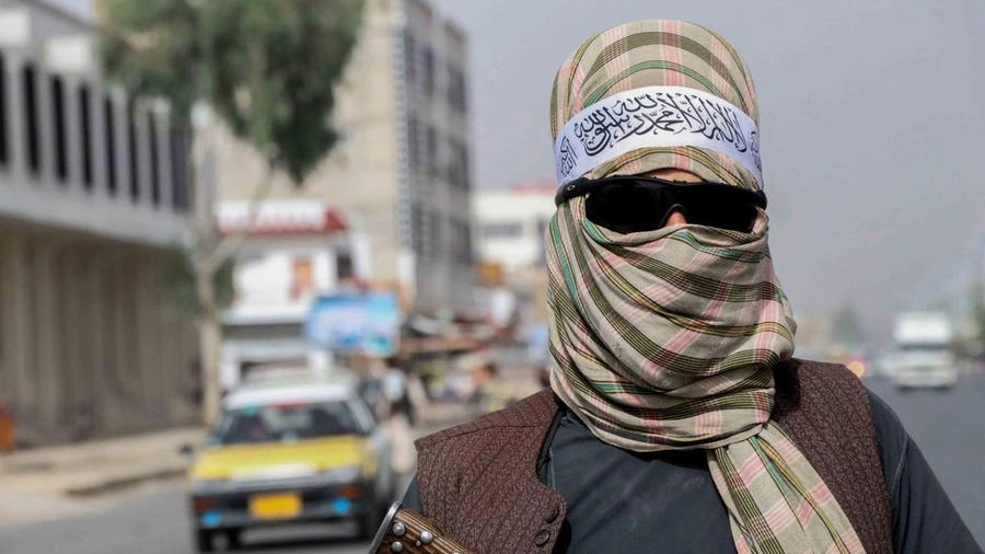 Un combattente talebano con occhiali in stile occidentale