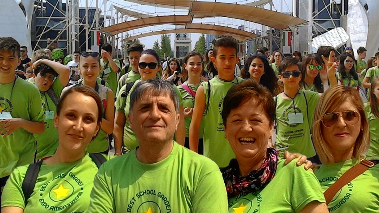 SORRIDENTI Gli insegnanti alla guida degli studenti delle due classi di alunni durante la visita ad Expo Milano 2015