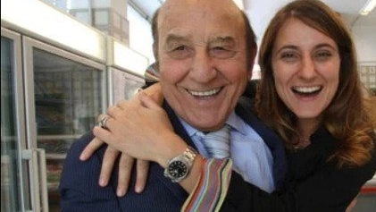 Francesca Amadori sorride in una vecchia fotografia col popolare nonno Francesco, fondatore  del gruppo