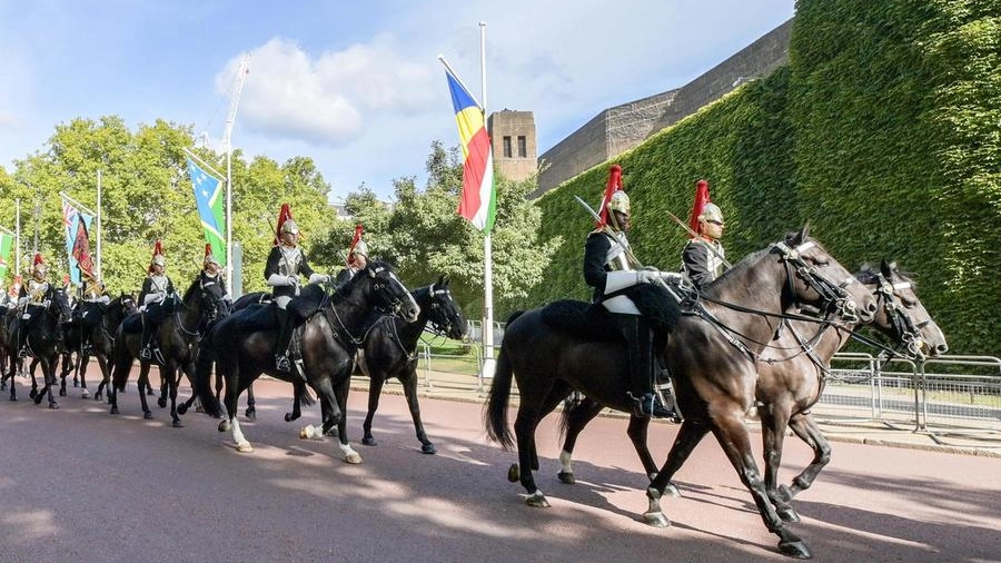 Guardie a cavallo prima dei funerali della regina Elisabetta (Ansa)