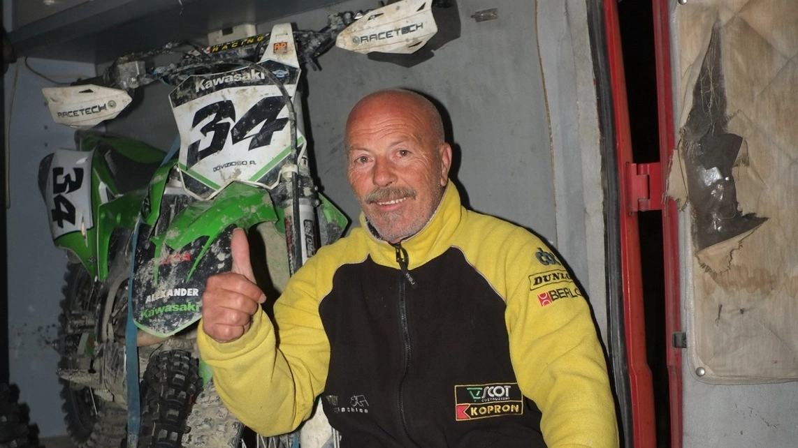 PASSIONE Antonio Dovizioso, 62 anni, appena può si rimette in sella alla moto da cross; domenica era a Borgaro, in Piemonte (Frasca)