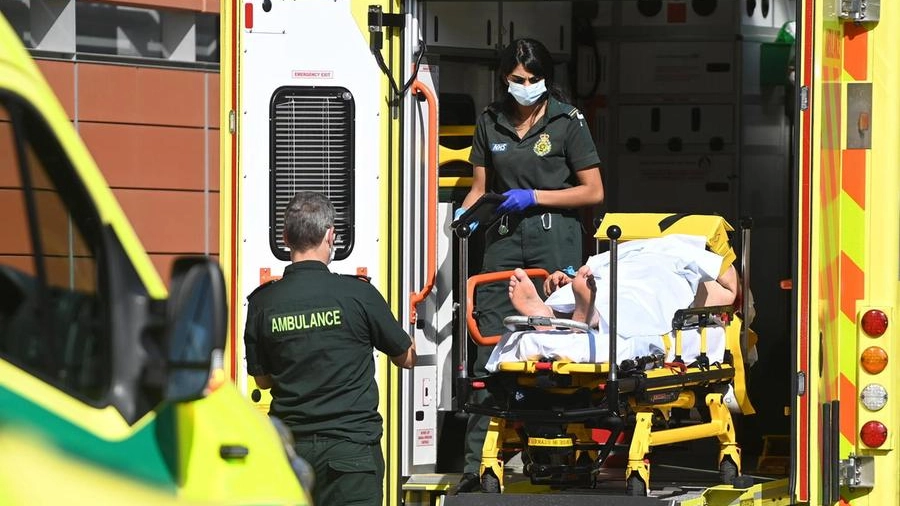 Ambulanza scarica paziente fuori da un ospedale di Londra (Ansa)