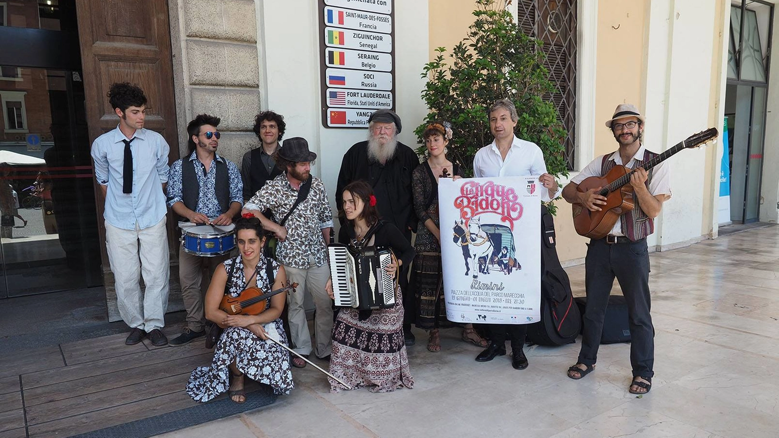 Il Sindaco di Rimini, Andrea Gnassi, posa con alcuni artisti del Cirque Bidon.