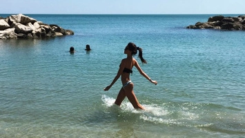Margot Ovani passeggia nel mare di Pesaro