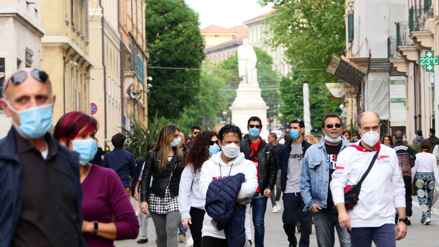 Corso Garibaldi ad Ancona ha ricominciato a riempirsi con mascherine d’ordinanza