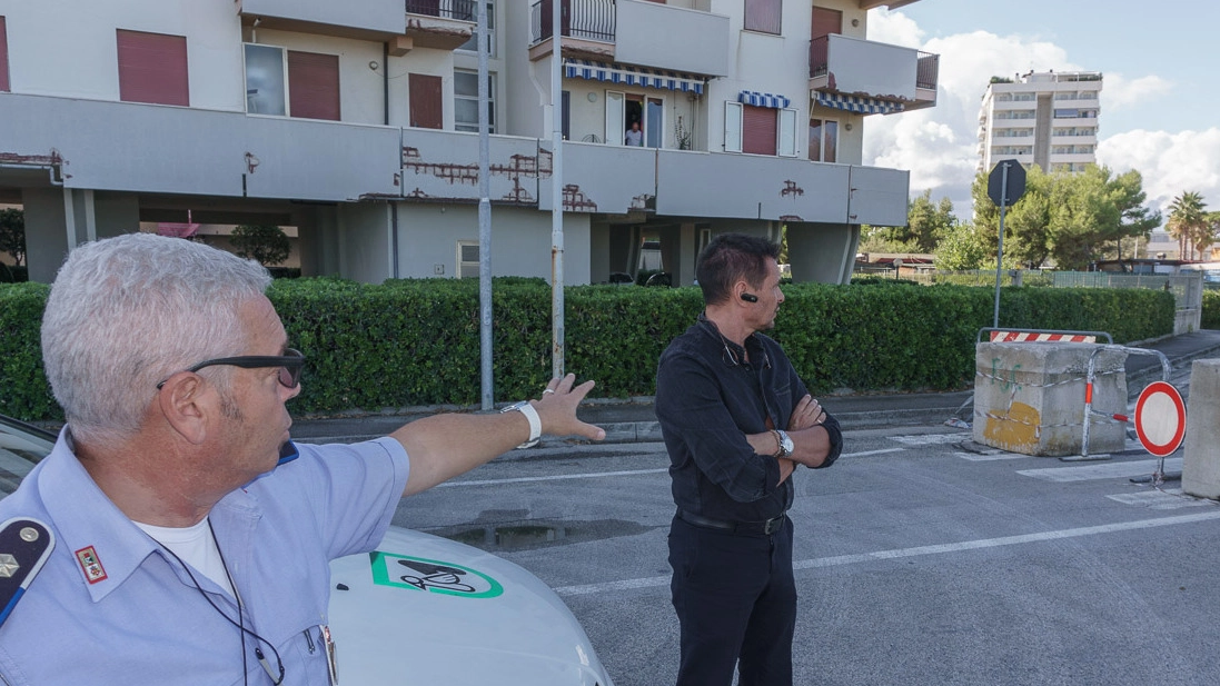 L’assessore Torresi e il vigile Stanghetta mostrano alcuni interventi (Foto Zeppilli)