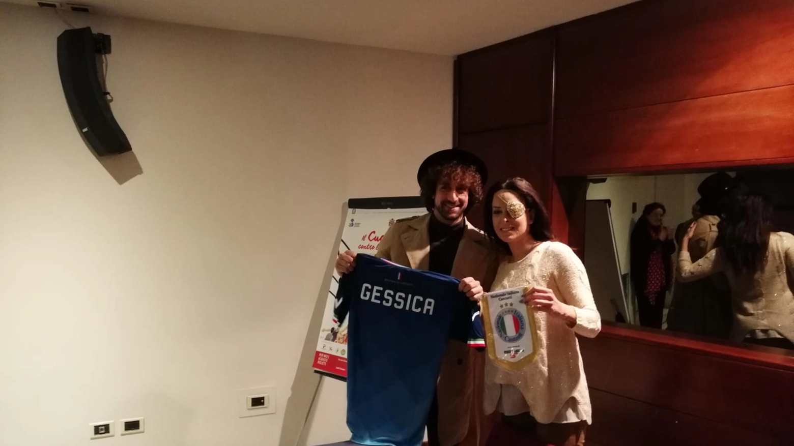 Gessica Notaro riceve la maglia della Nazionale Cantanti dal frontman dei La Rua