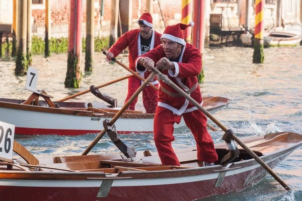 La regata dei Babbo Natale 2021 promossa da Università Cà Foscari