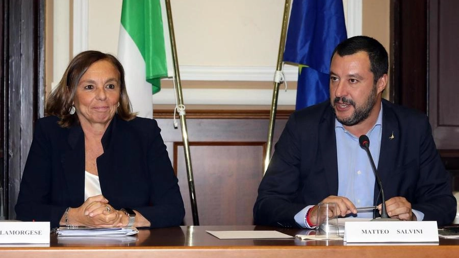 Luciana Lamorgese e Matteo Salvini (Ansa)