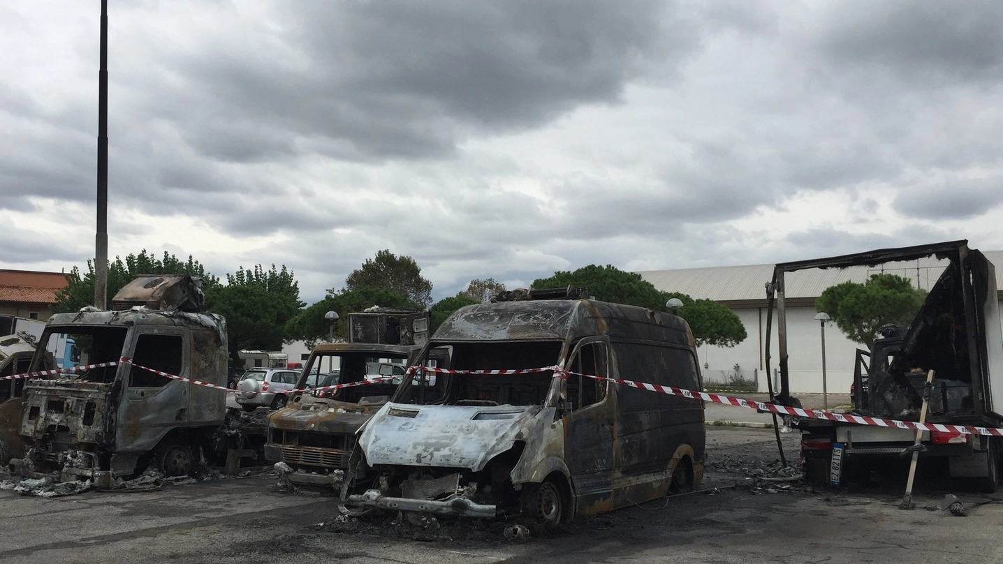 Le fiamme hanno distrutto i cinque mezzi che erano parcheggiati in via Magrini vicino al porto canale
